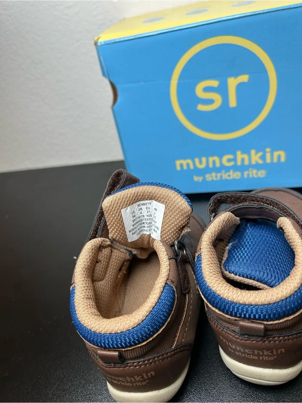 Munchkin Stride Rite Bennet Toddler Boy Walker Shoes Size 5M Hook & Loop Closure